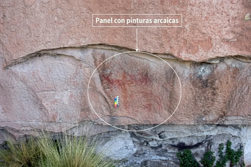 Vista panorámica Arte Rupestre de Espinar, pinturas rupestres milenarias en paisajes altoandinos.