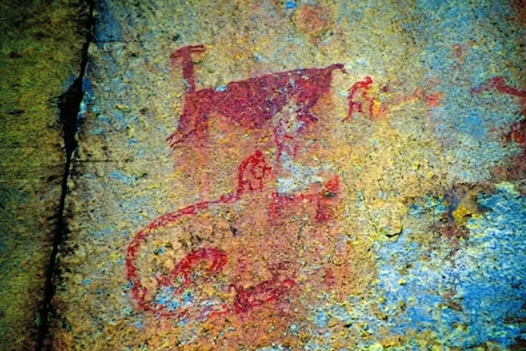 Vista panorámica Arte Rupestre de Espinar, vestigios culturales antiguos rodeados de montañas.