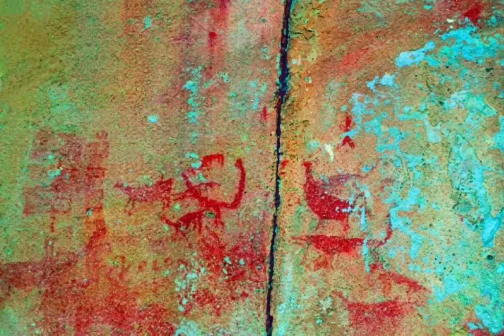 Vista panorámica Arte Rupestre de Espinar, sitio arqueológico con arte ancestral en entorno andino.