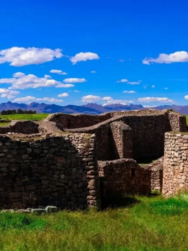 Vista panorámica Qhapaq Ñan, ruta histórica con vestigios incas y entorno natural.