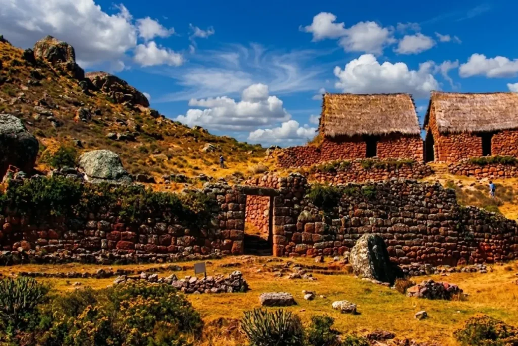 Vista panorámica Qhapaq Ñan, antiguo camino inca entre montañas y campos altoandinos.
