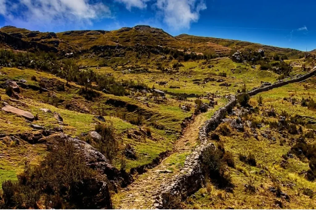 Vista panorámica Qhapaq Ñan, sendero ancestral andino rodeado de paisajes naturales.